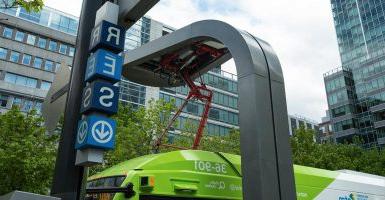 城市交通项目首次亮相-三辆全电动巴士在蒙特利尔的街道上滚动